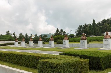 Kahramanlar devrimciler mezarlığı büstleri