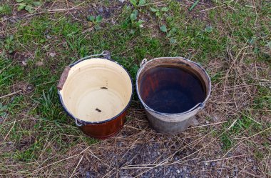 iki demir kova temiz su ile