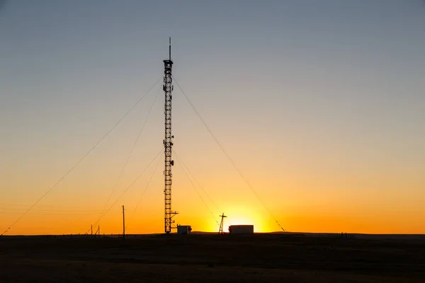 Torre de telefone celular ao pôr do sol na Mongólia — Fotografia de Stock