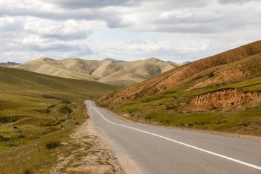 Asfalt yol Darkhan-Ulaanbaatar, Moğolistan