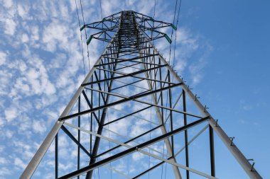 yüksek gerilim enerji hattı metal direkleri