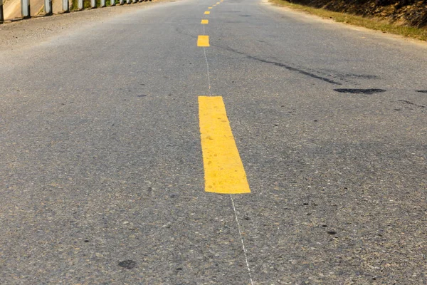 Línea amarilla rota en camino de asfalto — Foto de Stock