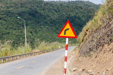 İşareti tehlikeli dağ yolda açmak