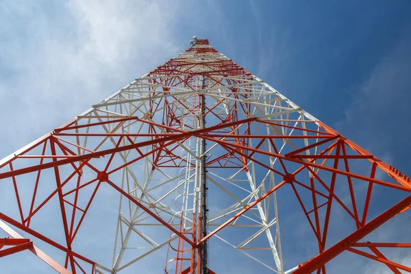 Vista inferior de uma torre de telecomunicações — Fotografia de Stock