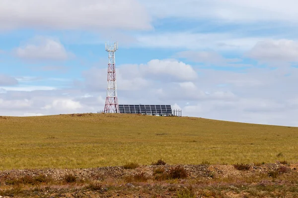 Torre de comunicação celular com painéis solares — Fotografia de Stock