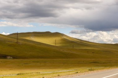 Moğolistan, güzel bir Moğol manzara tepelerde aracılığıyla yüksek voltajlı güç hattı çalışır