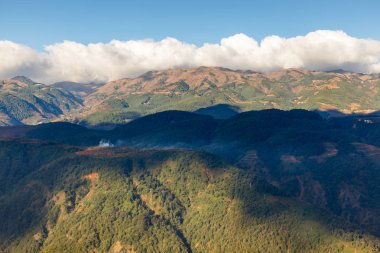 beyaz bulut dağ, güzel manzara üstünde