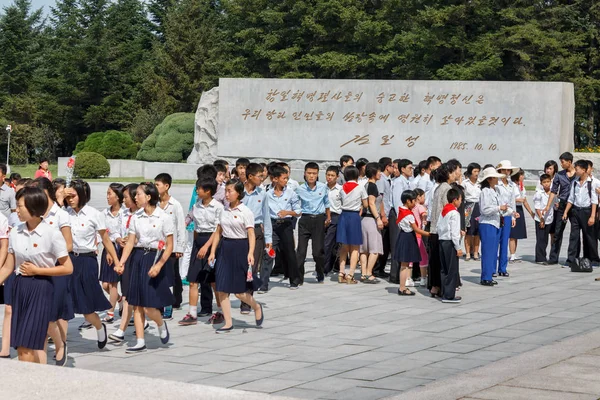 平壌革命記念墓地における韓国人留学生. — ストック写真