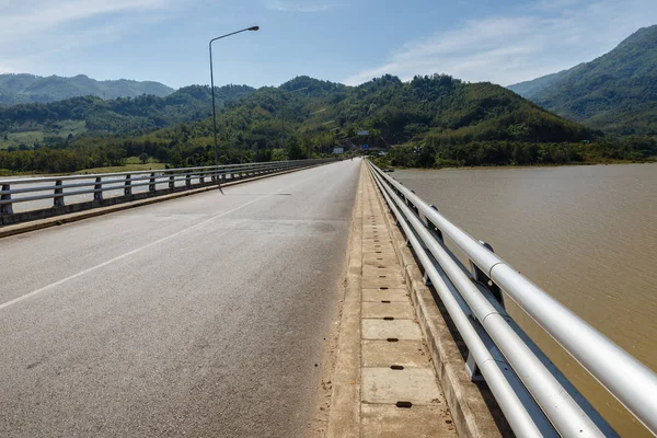 Mekong Nehri Sainyabuli il ve Luang Prabang Province, Laos sınırındaki köprü