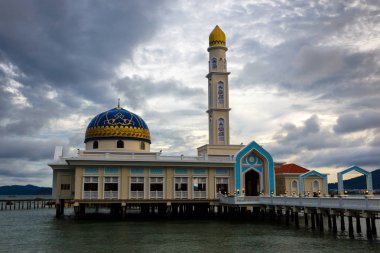 Pangkor, Malezya - 29 Kasım 2017: Güzel Pangkor adada Malezya içinde yüzen cami mimarisi. Sakral binada güzel Güney Doğu Asya.