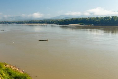 Mekong Nehri dağlar, laos arka planda