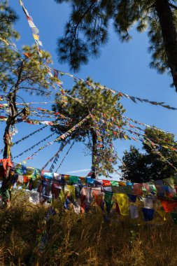 Mavi gökyüzü, Nepal Tibet dua bayrakları