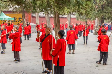 Dengfeng, Çin - 16 Ekim 2018: Dövüş sanatları okulu öğrencileri tapınağın önünde kare sopalarla başlattık. Shaolin Tapınağı.