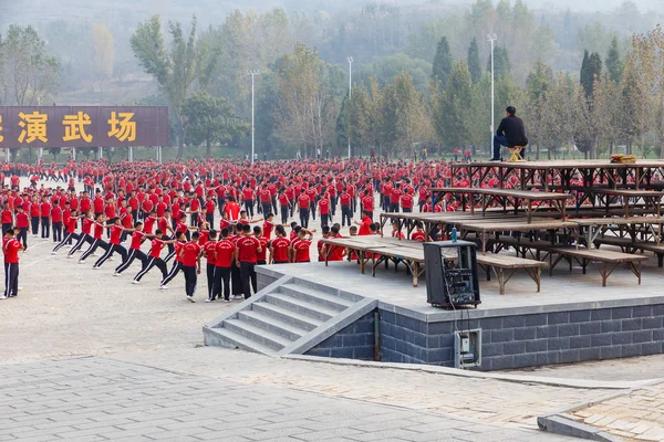 2018 メンターよう学生が広場に武術学校に従事しています 少林寺 — ストック写真