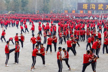 Dengfeng, Çin - 16 Ekim 2018: Öğrenciler dövüş sanatları okulu eğitim önce ısınmak. Shaolin Tapınağı.