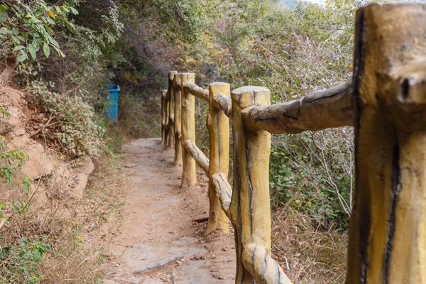Wanderweg Den Bergen Mit Zaun Henan Provinz China — Stockfoto