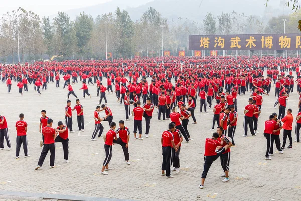 Dengfeng, Çin - 16 Ekim 2018: Öğrenciler dövüş sanatları okulu eğitim önce ısınmak. Shaolin Tapınağı.