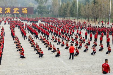 Dengfeng, Çin - 16 Ekim 2018: Meydanda dövüş sanatları okulu öğrencileri eğitmek. Shaolin Tapınağı.