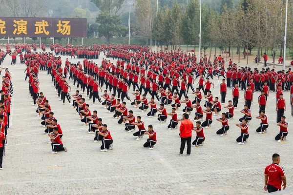 Dengfeng, Çin - 16 Ekim 2018: Meydanda dövüş sanatları okulu öğrencileri eğitmek. Shaolin Tapınağı.