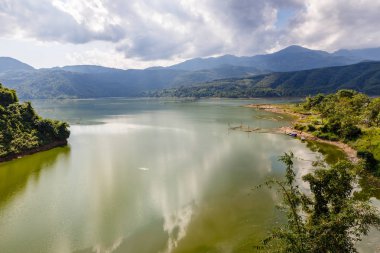 Lai Chau il Vietnam Nam na nehir, dağ nehir ve bulutlu gökyüzü, güzel manzara