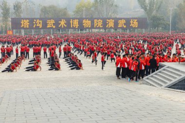Dengfeng, Çin - 16 Ekim 2018: Meydanda öğrencilerin dövüş sanatları okulunu eğitin. Shaolin Tapınağı.
