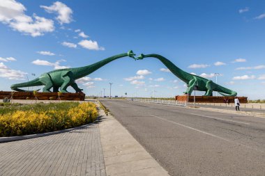 IrDA, İç Moğolistan, Çin - 23 Eylül 2018: İki yeşil öpüşme dinozorlar. Yolun her iki tarafında bulunan iki dinozorlar heykelleri.