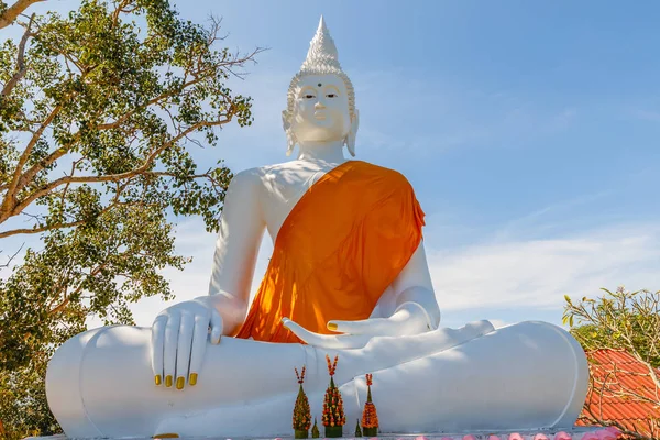 Statue Blanche Bouddha Assis Position Lotus Avec Une Cape Orange — Photo