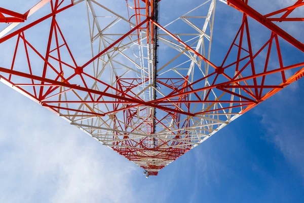 Vista Inferior Uma Torre Telecomunicações Torre Telefone Celular Vermelho Branco — Fotografia de Stock