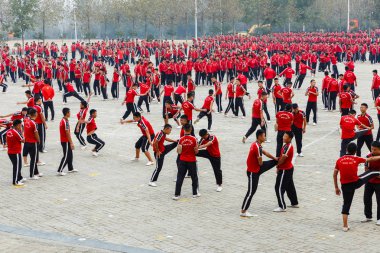 Dengfeng, Çin - 16 Ekim 2018: Öğrenciler Kung-fu okulunun eğitim ısıt. Shaolin Tapınağı.