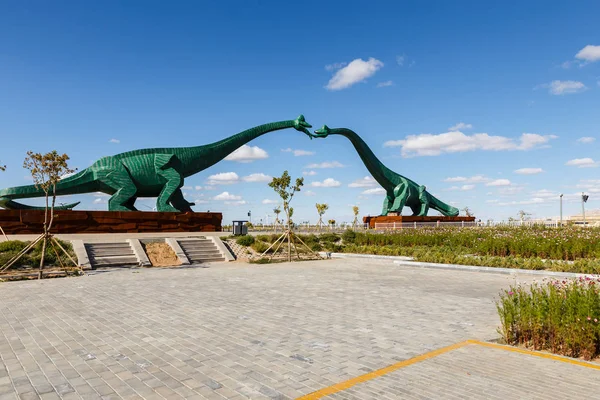 Kussen Sauropodomorpha brug de weg buiten Erenhot — Stockfoto