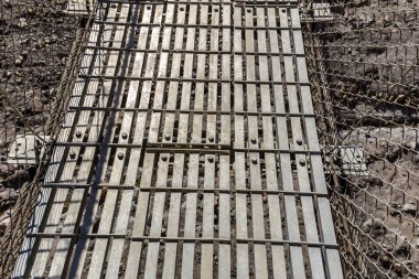 Metal asma köprü demir kablolara Nepal