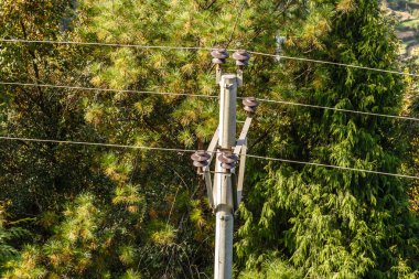 yüksek gerilim enerji hattı, izolatörler için bağlı teller