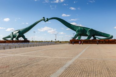 IrDA, İç Moğolistan, Çin - 23 Eylül 2018: İki yeşil öpüşme dinozorlar. Yolun her iki tarafında bulunan iki dinozorlar heykelleri city yakınındaki oteller.