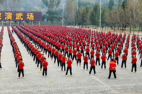 Denfeng 2018 子供カンフー学校少林修道院少林寺は 禅仏教寺院での戦い ユネスコ世界遺産 — ストック写真