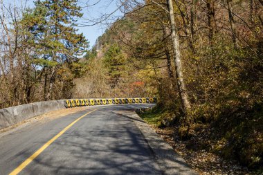 asfalt yol dağlarda, sarı ve siyah Kiralık Tekerlekler korunması için ulusal karayolu g 210, Çin