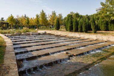 doğal taş adımları, Xi'an, Shaanxi, Çin şeklinde dekoratif şelale