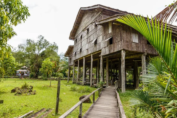 传统的木制房屋。Melanau 高 — 图库照片