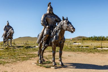Atlı asker Cengiz Khan'ın heykelleri.