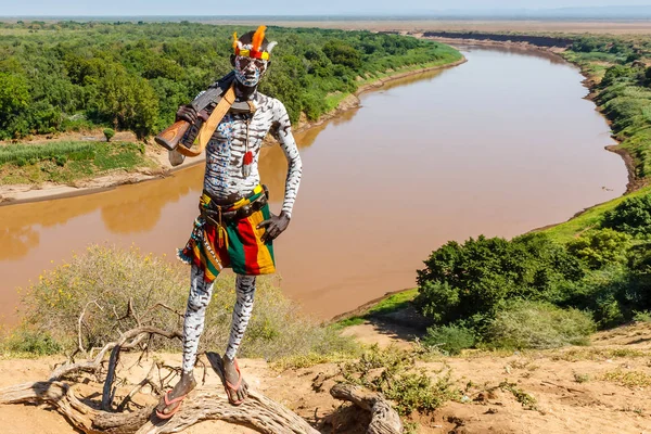 Niet-geïdentificeerde Karo man met een pistool — Stockfoto