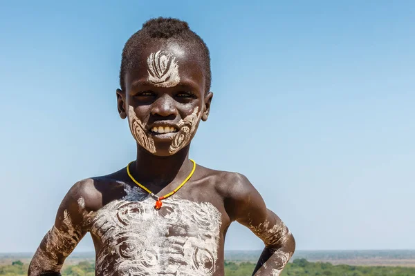 Chico Karo no identificado escuchar el pueblo Korcho . — Foto de Stock