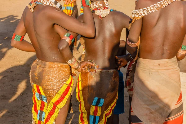 Primer plano de vestidos de mujer de la tribu Hamer — Foto de Stock