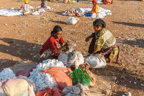 Ethiopian women sell cotton in the local market. — Stock Photo, Image