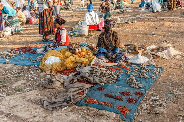 Comercio de mujeres etíopes en el mercado local — Foto de Stock