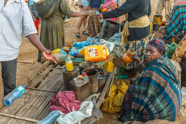 Mujer etíope desconocida vendiendo petróleo en un mercado local . — Foto de Stock