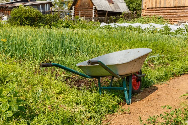 Візок для перевезення вантажів у саду — стокове фото