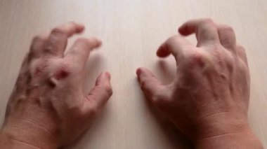 erkek elleri tahta bir masaya parmaklarını vurma, erkeklerin elleri masada