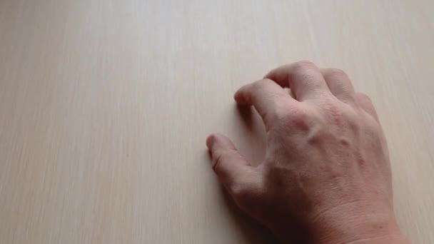 Männliche Rechte Hand Tippt Mit Den Fingern Auf Einen Holztisch — Stockvideo