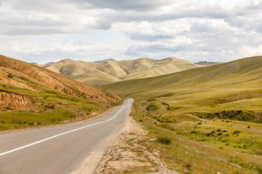 Asfalt yol Darkhan-Ulaanbaatar, Moğolistan