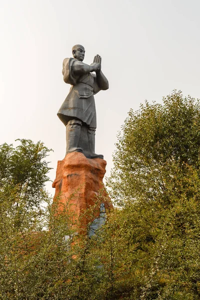 Estatua de un guerrero monje en el monasterio de Shaolin — Foto de Stock