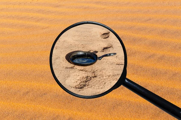 Bandeja de pie sobre arena en el desierto del Sahara — Foto de Stock